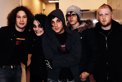 i-believed-in-frerard:frank’s like “i love perspective”