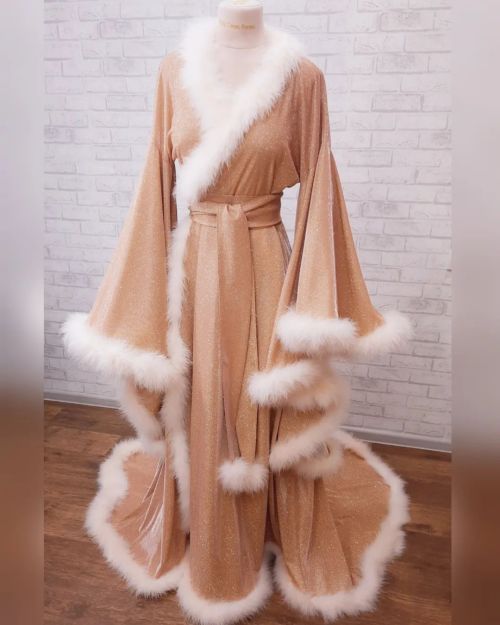 Listen! Listen. How about widow robe but in peach? Sweet, right?  #widowrobe #murderrobe #oldhollywo