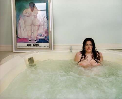 voluptama:Mia in the hot tub© Gillian Laub 