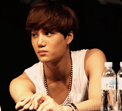 blondejongin:  the way he’s touching his arm + his stupidness 
