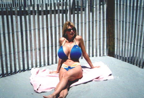 ilovebigfaketits:  Beach