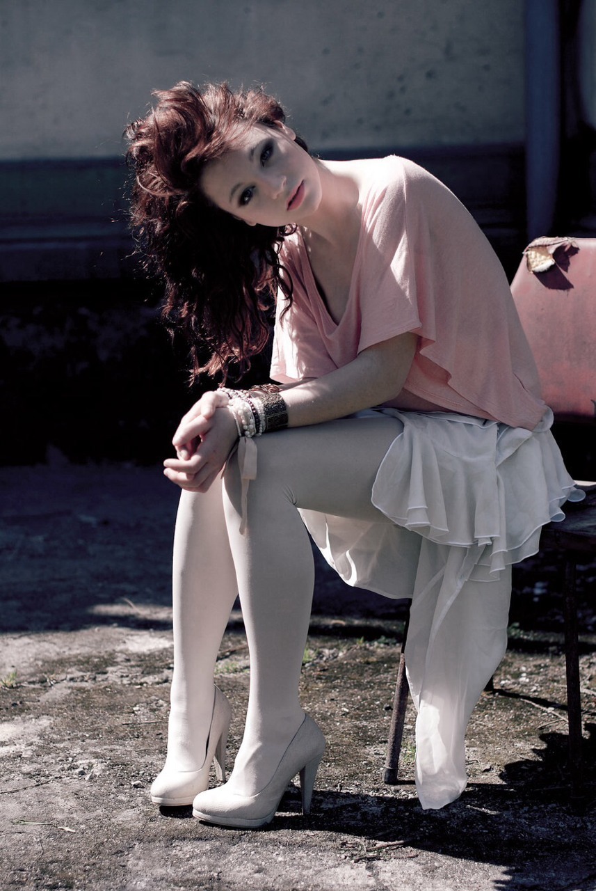 dailynylon:  tightsobsession:  White tights with white skirt and heels. Tights week
