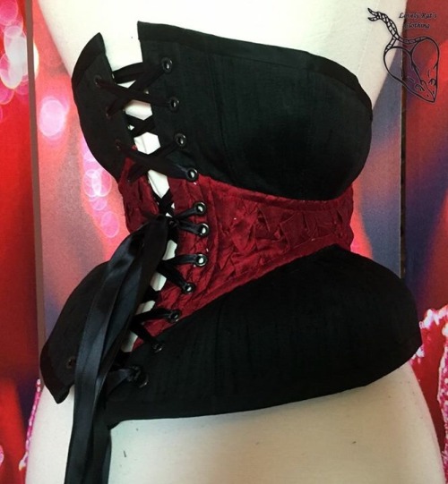 lovelyrats:Dragonscale corset by Lovely Rat’s Corsetry