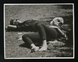 janeyumback: Beatnik girls on the grass -