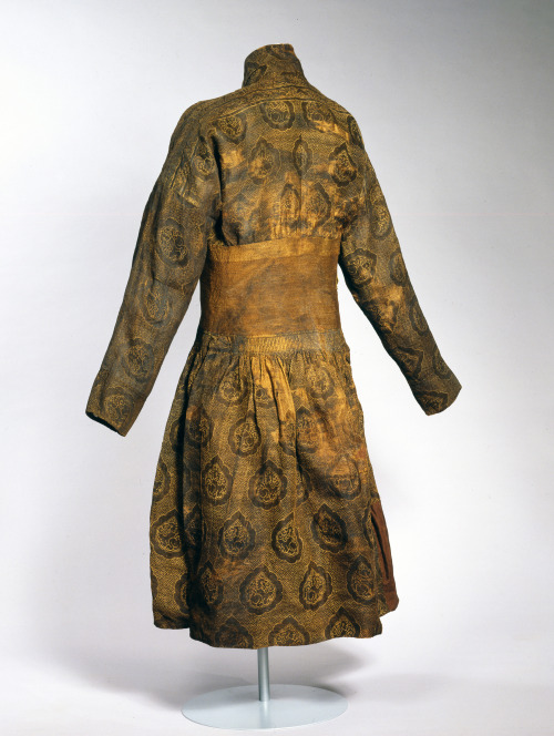 thegentlemanscloset:Silk caftan dating to the first half of the 14th century. It’s amazing to 