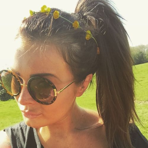 Made myself a buttercup chain for my head this afternoon ain’t done that in years by charleyatwell