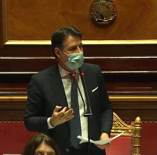 A un certo punto del suo discorso il Presidente del Consiglio Giuseppe Conte si è rivolto direttamente a Renzi.
“Voglio dire una cosa” ha detto. E gli ha detto tutto.
“Il Recovery Plan non è stato approvato in qualche oscura cantina di Palazzo Chigi...