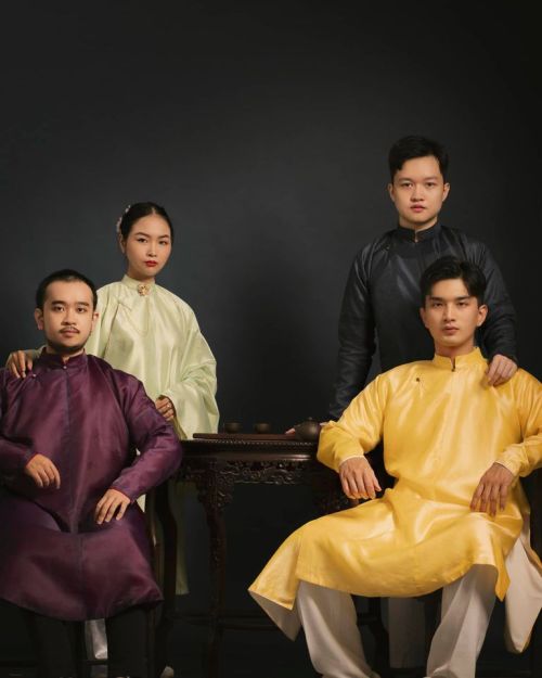 Nguyễn dynasty áo ngũ thân worn by the young generation of Vietnamese. None of them are wearing hist