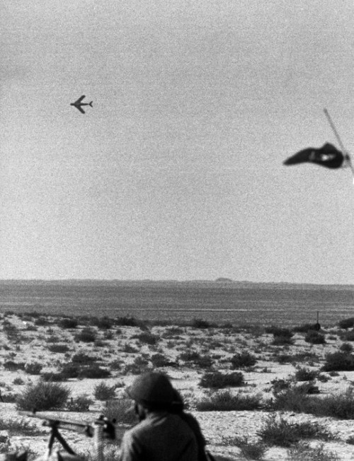 fcba:An Egyptian MiG-17 Fresco banks after attacking Israeli positions during the Yom Kippur War, 19