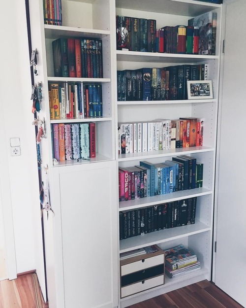 Can you spot any of your favorites on my bookshelves? ☺ • #shelfiesunday - it’s been almost fo