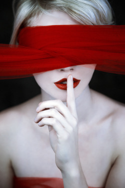 yourlovelifeworld:red_lies by ebrusidarportrait