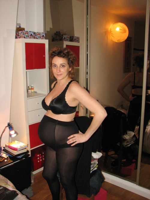 phregnant: Becoming mums wearing maternity tights.