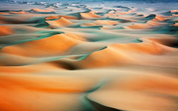 texturas:  Dunes at sunrise, Sahara, Egypt by Lucyna