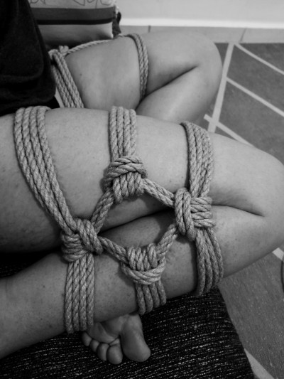 XXX knot-isis: photo