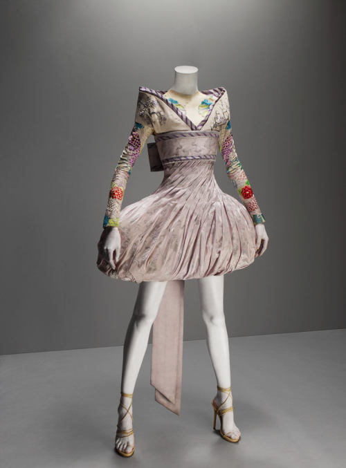 Ensemble‘It’s Only a Game’Spring/Summer 2005Alexander McQueenDress and obi-style sash of lilac and s