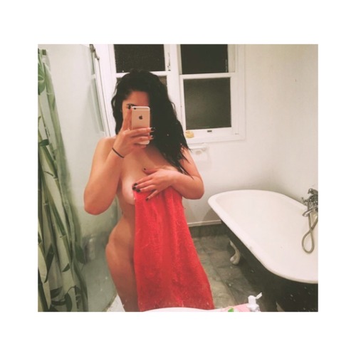 Reblog if you&rsquo;d fuck me in the bathtub I may hit you up