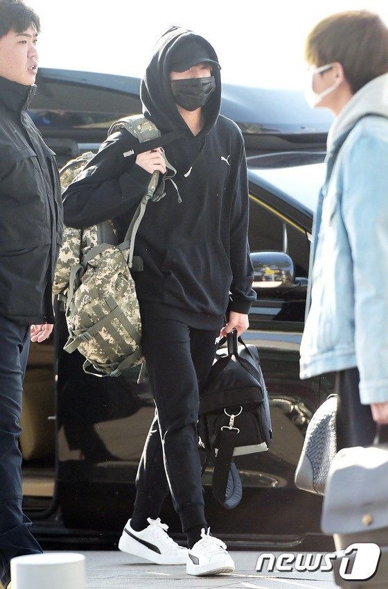 Jungkook black hoodie