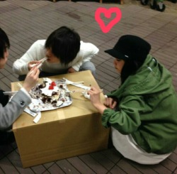 b2uty-seoul:Ryuji (Sasuke) and Yui (Sakura) eating cake together (｡･ω･｡)ﾉ♡even their names rhymes RYUJI and YUI.. just like SASUKE and SAKURA