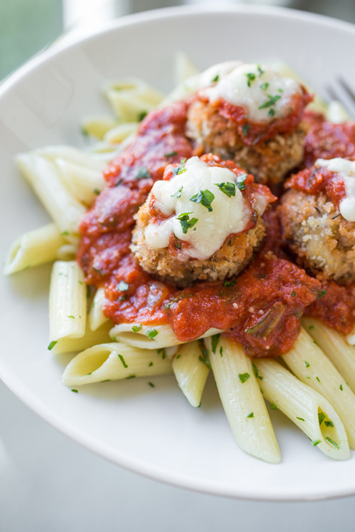 verticalfood:Crispy Baked “Chicken Parmesan” Meatballs with Penne and Rich Mariana 