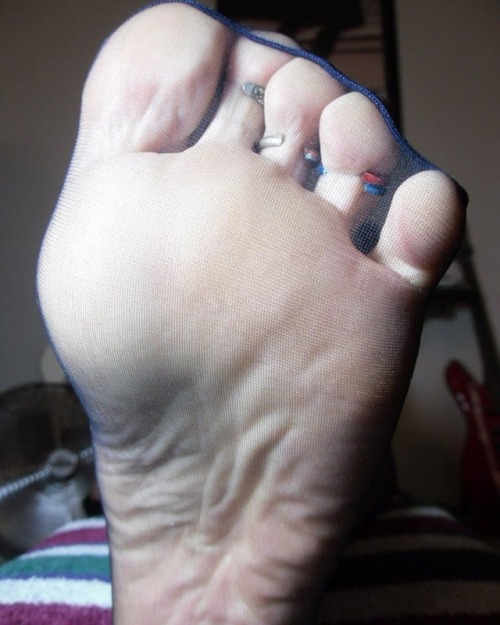 My #nylonsoles #soles #pantyhosesoles in your face!#feetinyourface #solesworship #footsniff #smellyp