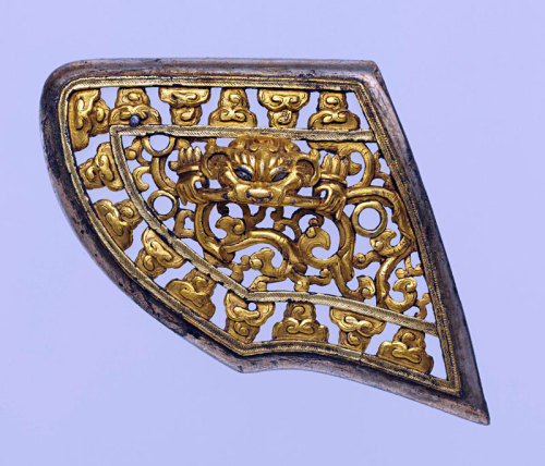 virtual-artifacts:Saddle PlateChinese or Tibetan,17th–18th centuryIron, gold, silver H. 3½ in. (8.9 