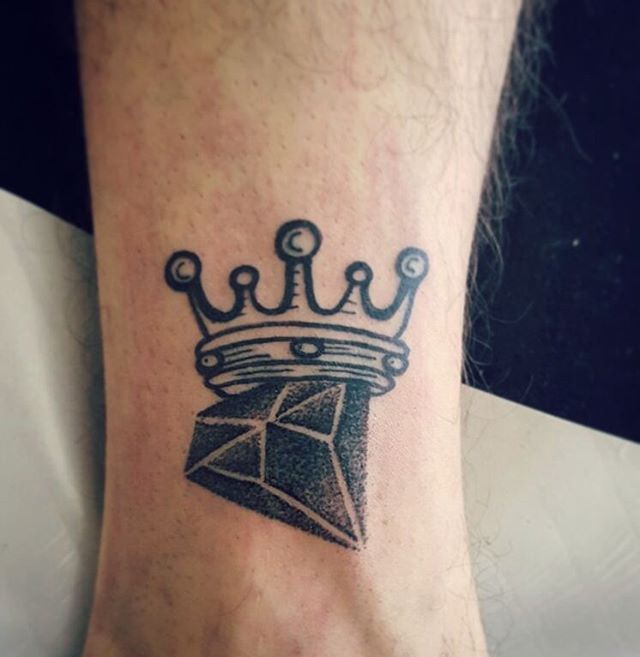 Update 132+ diamond tattoo with crown best