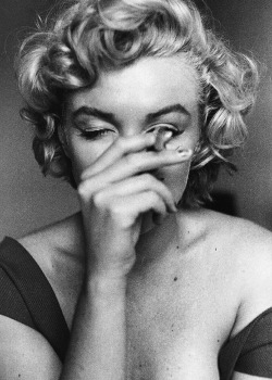ourmarilynmonroe:  Marilyn Monroe photographed by Jock Carroll, 1952. 