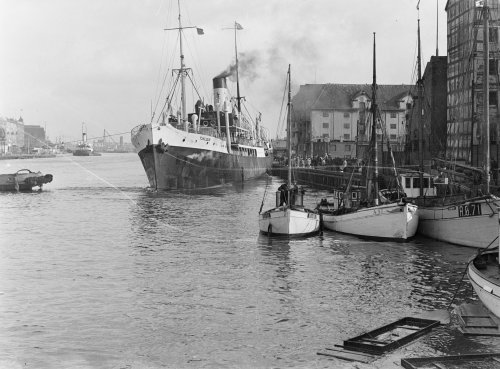 The inner port of Copenhagen 1930 or so.The ship’s called Tjaldur, and she sailed between CPH and th