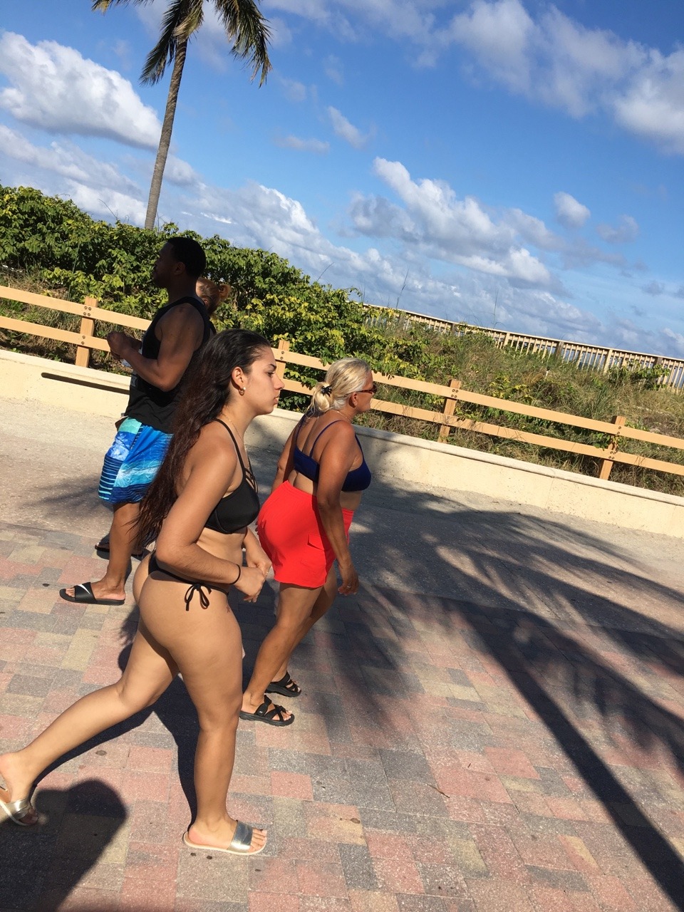 southfloridacandids:  Still shots of this babe