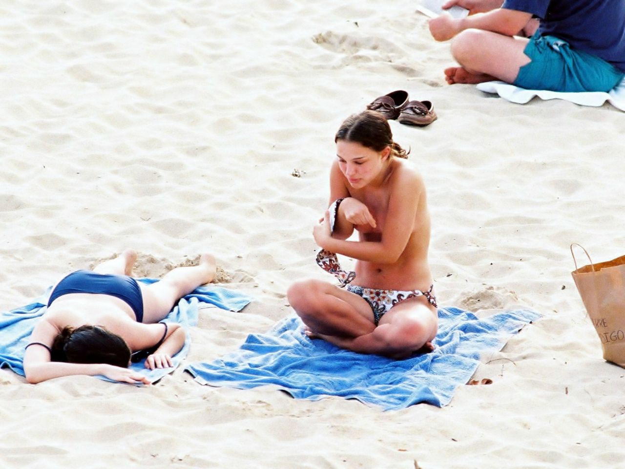 celebs-pokies:  Natalie Portman topless at the beach [album] 