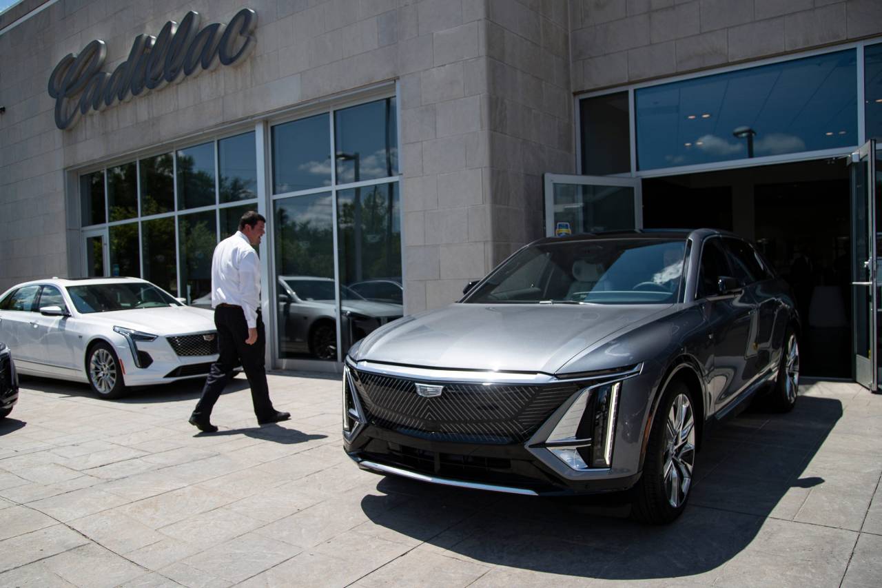 Untitled GM Rebate On New Cadillac Lyriq If Drivers Sign 