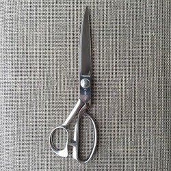 synmurayama:  I’ve got this beautiful scissors. These were handmade in 2008 by Shoichiro Ishizuka also known as Chotaro III, who stopped making scissors last year.