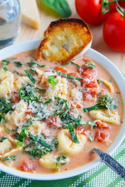 Creamy parmesan tomato and spinach tortellini soup http://www.closetcooking.com/2014/10/creamy-parme
