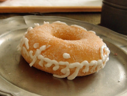 tastefullyoffensive:  One donut to rule them all. [mirachravaia] 