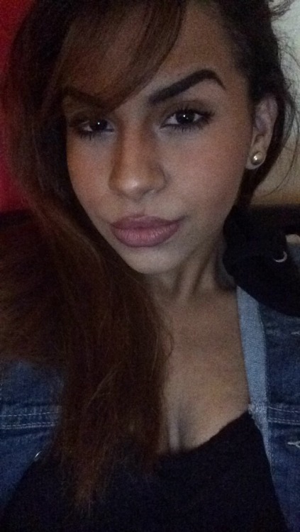 arabshawty:  *drake playing in the background while i take these selfies*