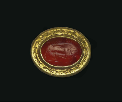 gemma-antiqua:On the left, an Ancient Greek gold and carnelian finger ring with an intaglio of a bul