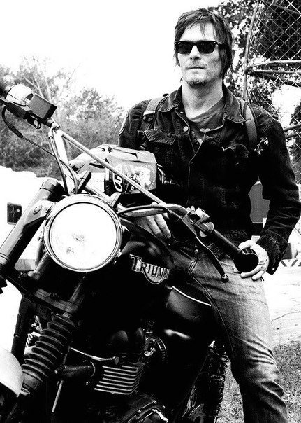 zerulius:  Evening black and white bad boy Reedus. Because. Although sometimes I can’t decide whether I’m drooling over Reedus or that bike. Ah. 