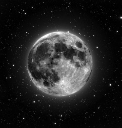 deliaopran:  9 Unexplainable Facts About the Moon 1. Initially it was thought that the Moon was born in the same cloud of dust as the Earth, 4.6 billion years ago. Another theory says that the moon is the ” baby ” of the Earth, but the moment that