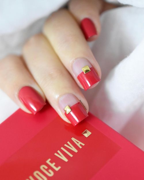 Hello ! Vous avez passé un bon week-end ? Voici le nail art tout simple inspiré par le parfum Voce V