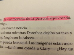 creados-para-sufrir:  perdida-en-mi-subconsciente:  todossonperfectosensumanerausual:  -cazadores de sombras.  Yo lo quieros leer :c  :(