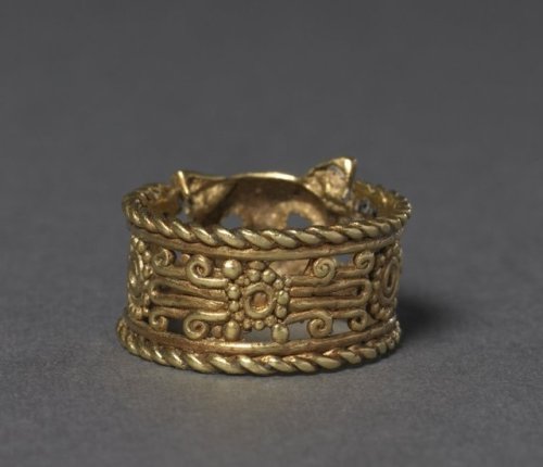 XXX gemma-antiqua:Mixtec gold ring with a feline’s photo