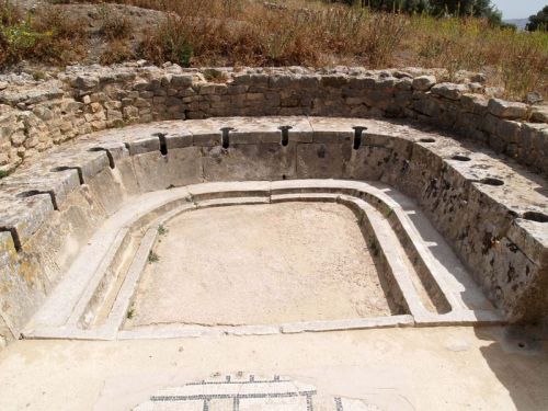 ancientpeoples:Roman Bathroom HabitsThe Romans were not shy when it came to doing their “business”. 