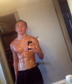 randomjocks:  Oiled abs selfie. Nice  Yum