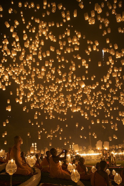 paper lanterns | Tumblr en We Heart It. http://weheartit.com/entry/68852558/via/illyeskata