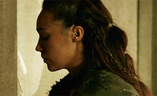 scydiatw: Can I just say in this moment of the scene Lexa looks devastated, her jaw is clenched and 