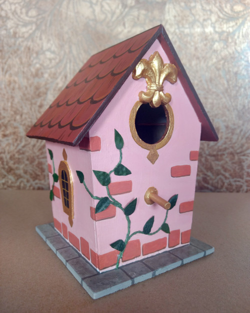 I finished the birdhouse not too long ago! I’m really happy with how it turned out. I think the vine