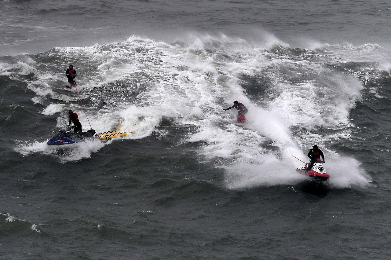 SURF DE GRANDES OLAS. El invierno ha traído unas olas peligrosas pero éstas han batido todos los récords en Praia do Norte en Nazare, Portugal, el 15 de diciembre de 2017. (REUTERS/Rafael Marchante)
MIRÁ TODA LA FOTOGALERÍA—>