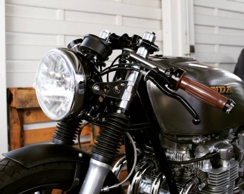 new headlight, speedo and a few other parts  BLOG:550moto.com . . . . . #fivefiftymoto #550moto #cb5