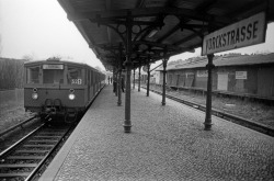 chrisjohndewitt:  Berlin S-Bahn train to Frohnau on the S2 line at Yorckstrasse. This train type is the DR series ET 165, and they were built in large numbers between 1928 and 1932. These old trains, with a few changes, were still in normal everyday use