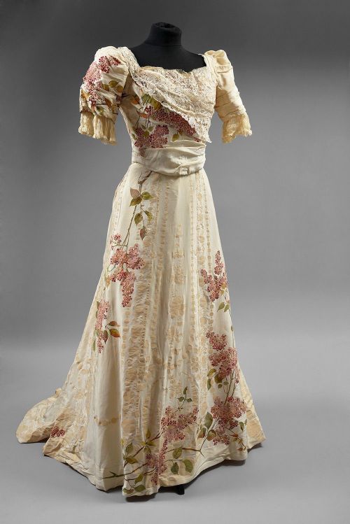 Worth afternoon dress ca. 1900-05From Coutau-Bégarie via Interencheres